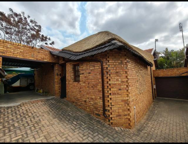 3 BEDROOM TOWNHOUSE FOR SALE IN SAFARI GARDENS